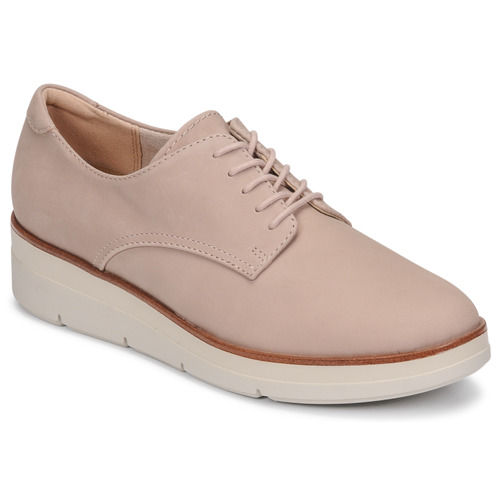 clarks shoes europe delivery
