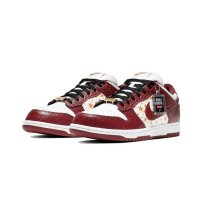 Shoes Low top trainers Nike SB Dunk Low x Supreme Barkroot Brown White/Metallic Gold/Barkroot Brown